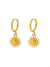 Hoop Ohrringe in Gold mit einem Sonnen Anhänger 18k vergoldet - LYMAJA